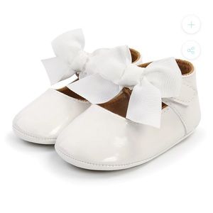 White baby girl shoes with bow